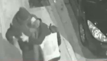 VIDEO: Salvaje asalto a una mujer, un delincuente le apoyó un cuchillo en la garganta