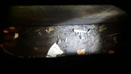 Las cámaras registraron el momento en que Pity Alvarez descartó el arma