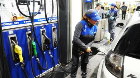 En Salta se destina casi dos veces más del salario que en Buenos Aires para llenar el tanque de nafta