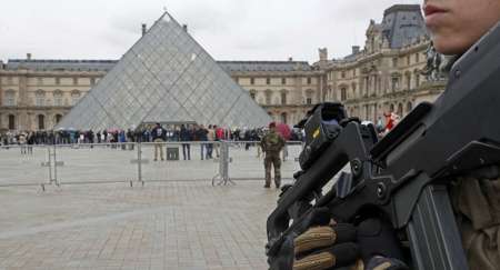 Tiroteo frente al Museo del Louvre: un militar baleó a un hombre que intentó atacarlo