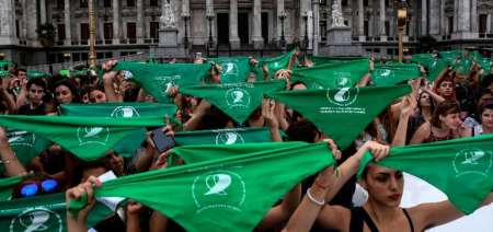 Impulsan un proyecto alternativo más moderado para destrabar el debate sobre el aborto en el Senado