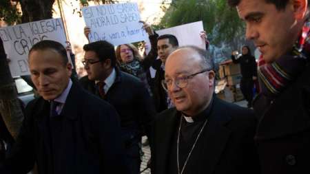 Charles Scicluna (centro) en la Universidad Católica de Santiago. CLAUDIO REYES (AFP)