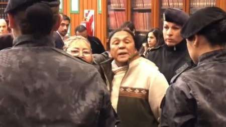 Escándalo en el juicio a Milagro Sala: se sacó frente al Tribunal y la echaron con la Policía