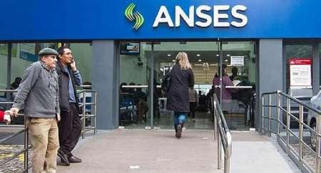 Gobierno achicó el techo para cobrar asignaciones familiares y eliminó beneficios en algunas provincias