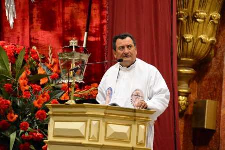 Quién es el sacerdote Carlos Gamboa, según los fieles