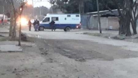 Un grupo de jóvenes fue atacado a balazos en Orán, un muerto