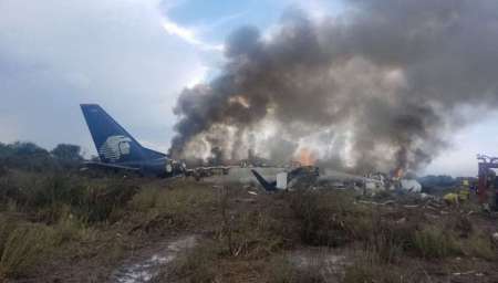 Un avión de Aeroméxico se estrelló minutos después de despegar con más de cien pasajeros