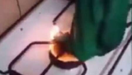 VIDEO: La hija llegó con el pañuelo verde de la escuela, la madre prendió una hornalla y se lo quemó