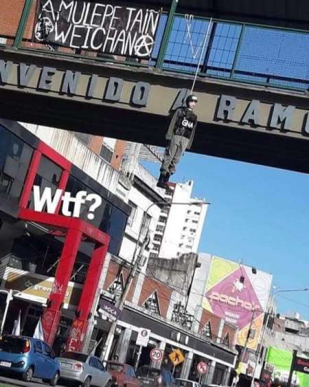 El violento mensaje mapuche en la estación Ramos Mejía: colgaron el muñeco de un gendarme