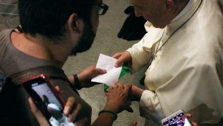 El Papa recibió un pañuelo verde con una carta: "Que la Iglesia deje de llegar siempre 300 años tarde"