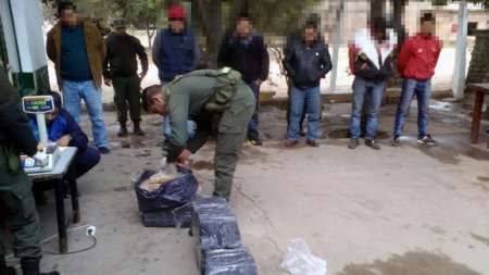 Traficaban marihuana y al verse perseguidos tiraron el cargamento