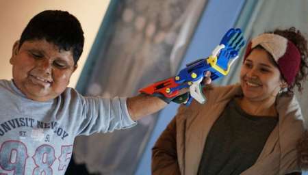 Las manonetas de Gino Tubaro convirtieron a niños salteños en superhéroes