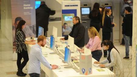 Los nuevos bancos llegan sin cajas y con espacios para comer, trabajar y usar Wi-Fi