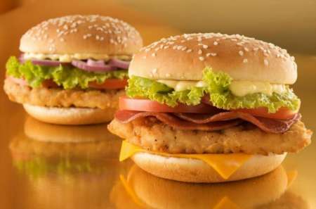 Una mujer denunció haber encontrado un preservativo en una hamburguesa