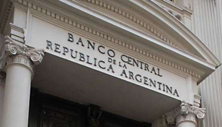 El Gobierno lanzó una batería de medidas para intentar frenar la suba del dólar