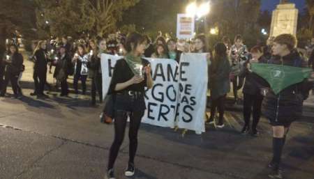 Con velas y de luto, volvieron a pedir por el aborto legal