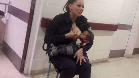 Una mujer policía amamantó a un bebé internado y la foto se viralizó