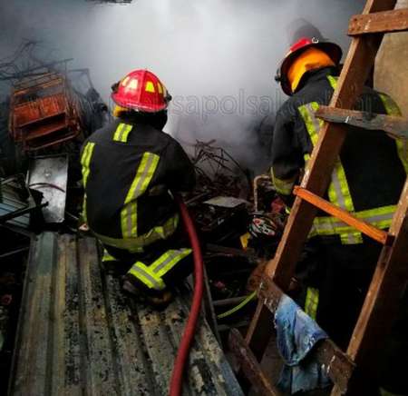 Salieron a trabajar y cuando regresaron su casa se incendiaba