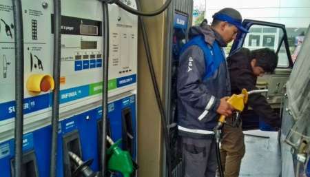 Subas exponen las asimetrías de precios de la nafta entre la Capital y el interior