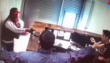 Intentó robar una casa de comidas con un arma vacía y recibió una paliza