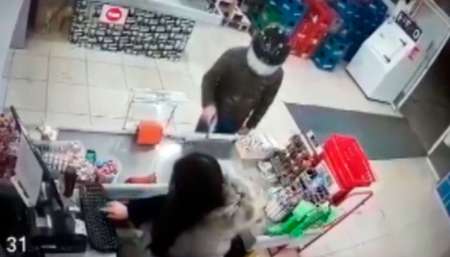 VIDEO: Entró a un supermercado chino, baleó a la cajera y se escapó sin robar nada