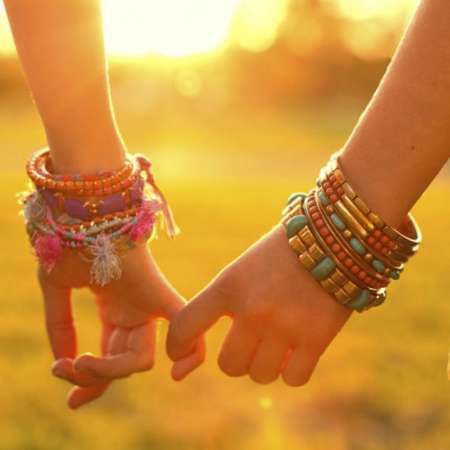 Fueron mamás, las dos le darán la teta a su bebé y la que no fue la gestante consiguió licencia por maternidad