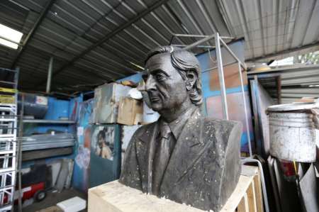 Un busto del expresidente argentino Néstor Kirchner relegado a un almacén en Quito