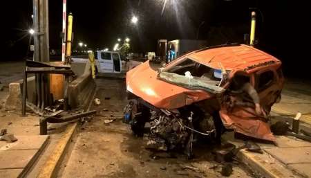 Un conductor perdió el control de su camioneta, chocó contra la plataforma, luego contra un patrullero y murió