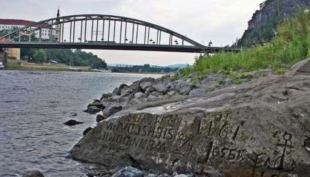 Reaparecieron las apocalípticas “piedras del hambre” en Europa: “Cuando me veas, llora”, advierte