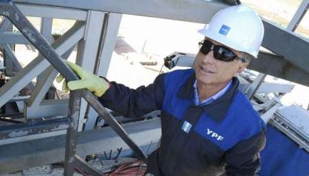 En medio del escándalo por los cuadernos, Macri recorre Vaca Muerta con el dueño de Techint