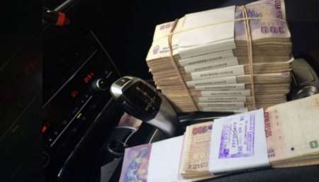Otro chofer arrepentido y que transportó dinero: Registró todo con fotografías