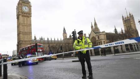 Alarma en Londres: un hombre atacó a un policía y comenzó un tiroteo frente al Parlamento