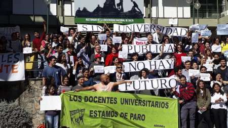 Docentes y alumnos de la U.N.Sa. marchan en defensa de la educación pública
