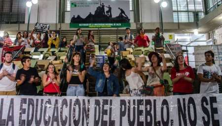 Estudiantes tomaron el Rectorado de la UNSa en vísperas de la marcha