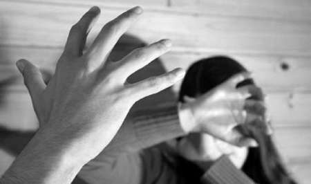 Un hombre arrastró del cabello y golpeó a su mujer, cuando le fue a pedir ayuda