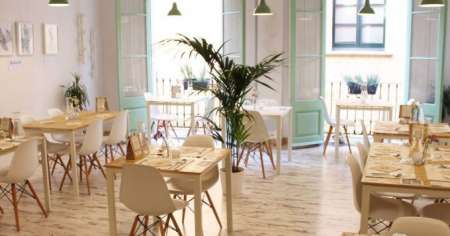 Restaurante vegano prohibió a madre dar mamadera con leche de vaca a su hijo