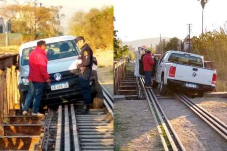 Increíble: manejaba ebrio e incrustó su camioneta en las vías del tren