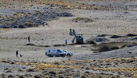 EXCAVAN EN UNA ESTANCIA DE BÁEZ, EN BUSCA DE DINERO NEGRO Y JOYAS