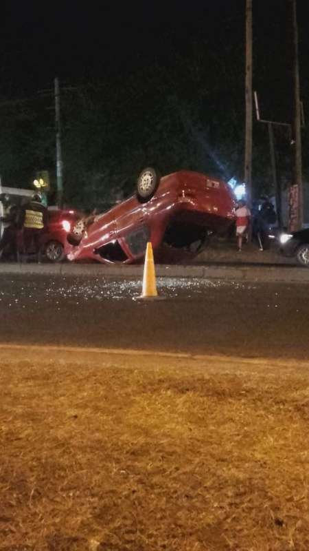 VUELCO EN AVENIDA EX COMBATIENTES