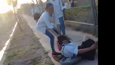 Entre compañeras protagonizaron una feroz pelea afuera de una escuela de Salta