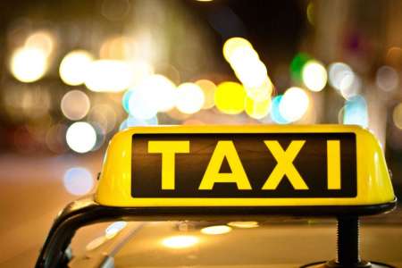 Decía que vendía licencias de Taxi y los condenaron por tres estafas