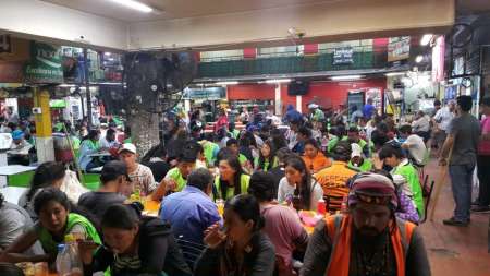 Peregrinos de distintos parajes son asistidos y alimentados en el Mercado San Miguel