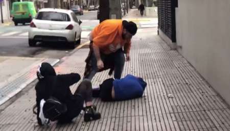 VIDEO: Un youtuber se grabó dándole una violenta paliza a otro, “por pedófilo y violador”