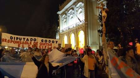 Godoy recibió amenazas por la polémica del crucifijo