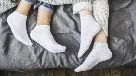 Dormir con medias ayuda a conciliar el sueño mucho más rápido, según los expertos