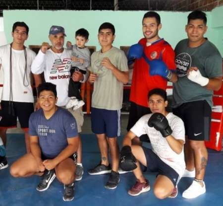 Rocky Villanueva da clases a chicos carenciados