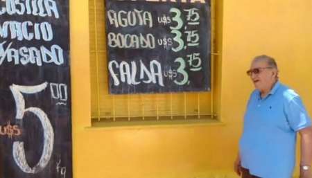 Sorpresa y media: Un carnicero cordobés ofrece la carne a precio dólar en su pizarra