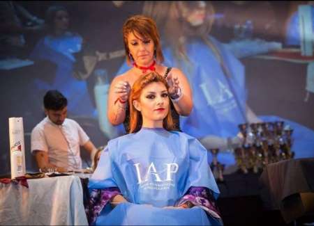 Peluqueros participan de un campeonato mundial, a beneficio de comedores de Salta