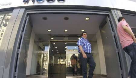 Dos caras de la crisis: hay 6 mil desocupados más, pero no cayó el empleo