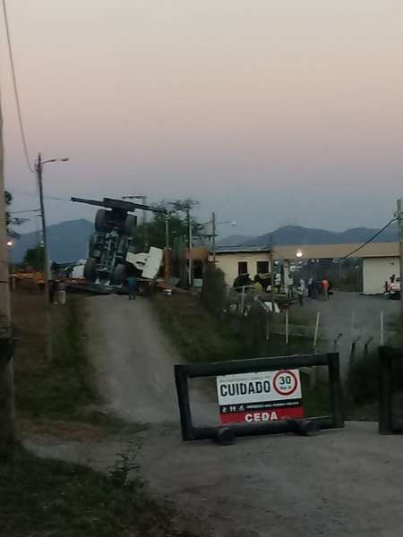 Insólito: camión volcó sobre un auto y un tractor, ni la grúa logró remolcarlos